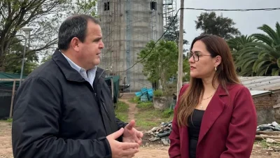 Recorrida por la obra de agua potable en General Pinedo junto a un tanque elevado en construcción