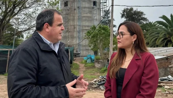 Recorrida por la obra de agua potable en General Pinedo junto a un tanque elevado en construcción