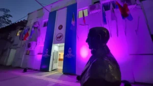 Fachada de la Legislatura del Chaco iluminada de violeta