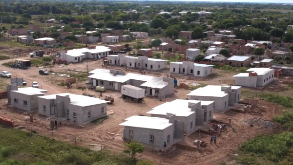 Conjunto de viviendas en construcción en Charata