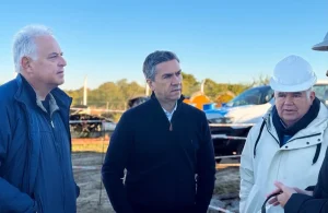 Autoridades observan una obra de agua potable en el Chaco