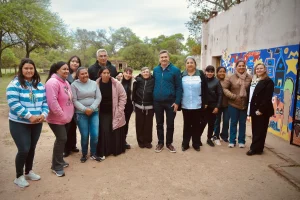 Leandro Zdero junto a integrantes de la comunidad durante la inauguración del camino rural en Napenay