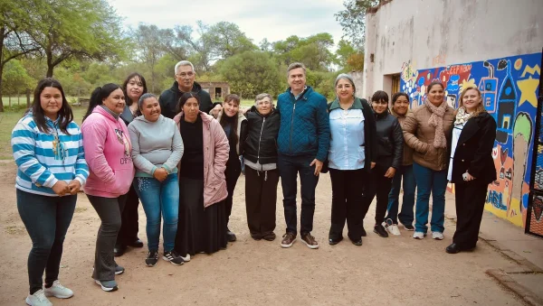 Leandro Zdero junto a integrantes de la comunidad durante la inauguración del camino rural en Napenay