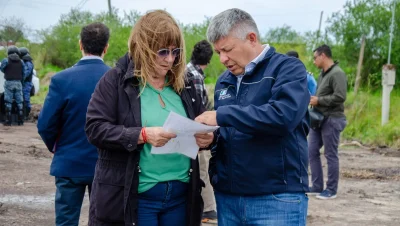 Funcionarios observan documentación durante el operativo en un terreno de Resistencia