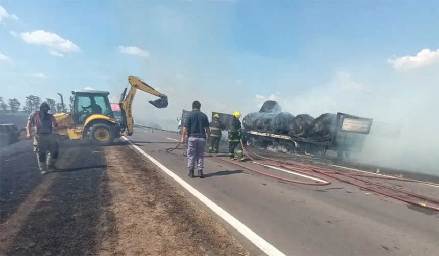 Bomberos trabajando en incendio en Ruta 11