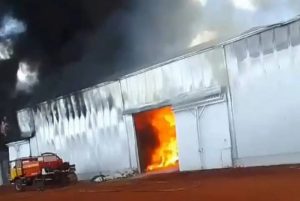 Corrientes: incendio en un galpón de yerba Playadito, las pérdidas son totales