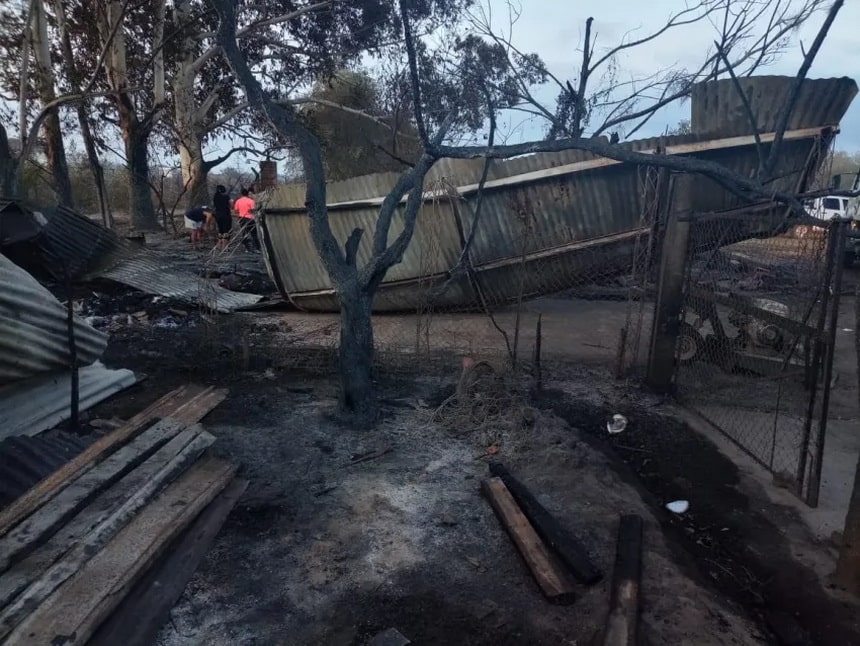 Desgarrador incendio en Puerto Tirol: una familia perdió su casa