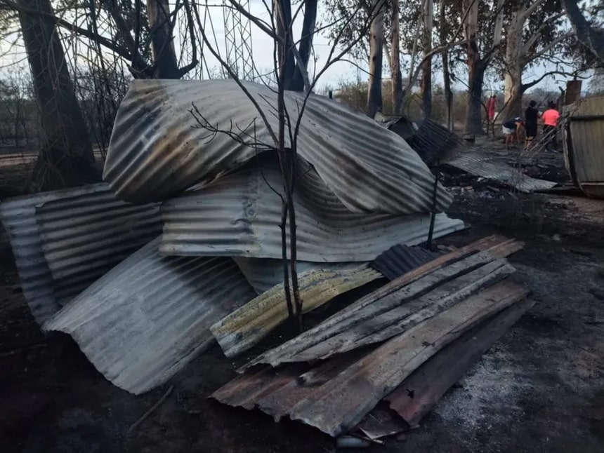 Una familia quedó sin hogar tras un voraz incendio en Puerto Tirol