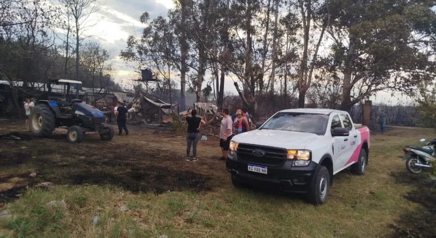 Fuego arrasa con una vivienda y deja a una familia sin nada en Puerto Tirol