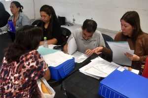 Familias presentan documentación durante un operativo de regularización dominial del IPDUV