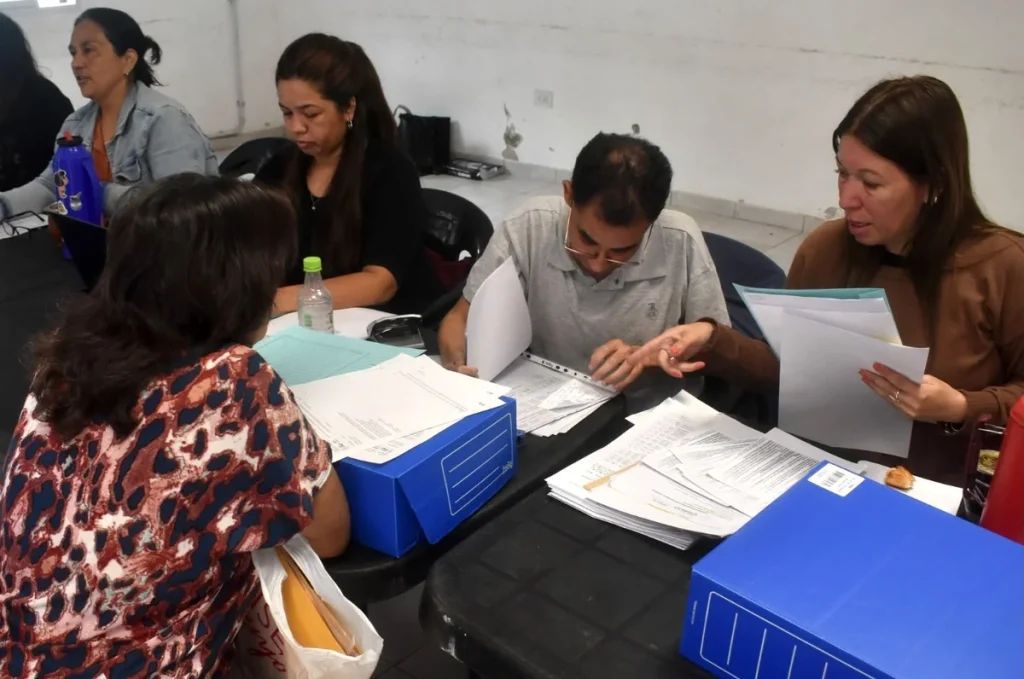 Familias presentan documentación durante un operativo de regularización dominial del IPDUV
