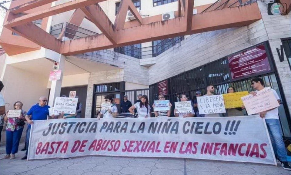 Denuncian que los abuelos de la niña Cielo no la envían a la escuela