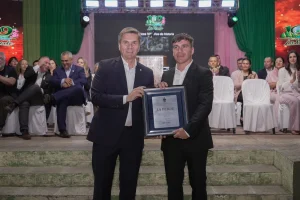 Leandro Zdero y Federico Peón posan con otras personas durante los festejos por el aniversario de La Verde.