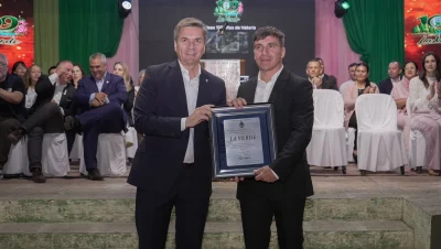 Leandro Zdero y Federico Peón posan con otras personas durante los festejos por el aniversario de La Verde.