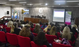 Participantes asisten a la jornada de análisis de evaluaciones educativas en la Facultad de Ciencias Económicas de la UNNE