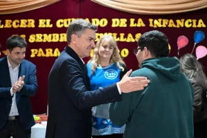 Leandro Zdero saluda a un hombre durante el acto de habilitación del CIFF Algarabía en Sáenz Peña