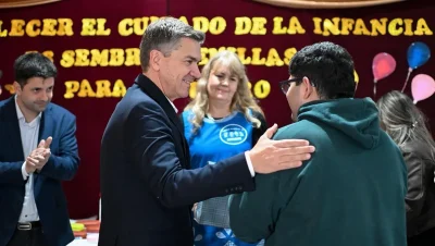 Leandro Zdero saluda a un hombre durante el acto de habilitación del CIFF Algarabía en Sáenz Peña