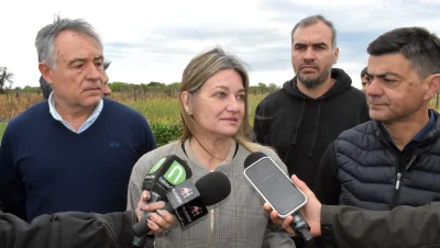 Máquinas realizan trabajos de limpieza en un canal del área metropolitana del Chaco
