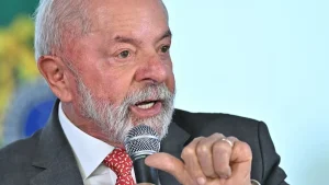 Lula da Silva sostiene un micrófono durante un discurso en Brasil