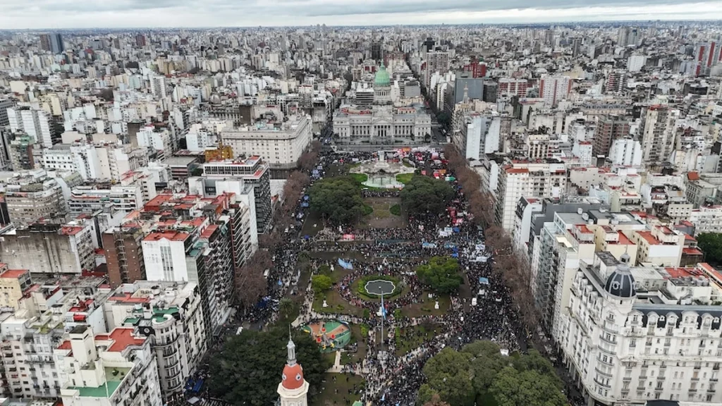 Vista aérea de una marcha frente al Congreso por la ley de tierras