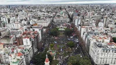 Vista aérea de una marcha frente al Congreso por la ley de tierras