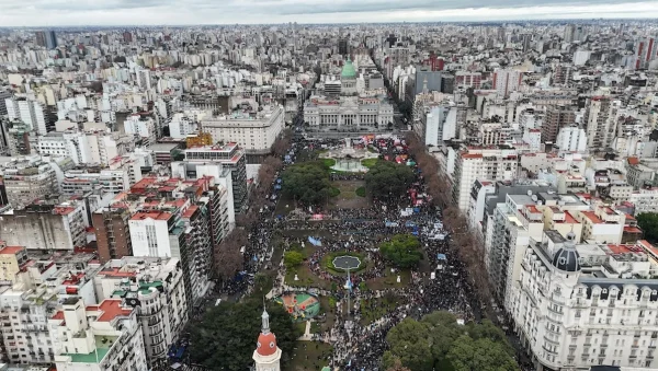 Vista aérea de una marcha frente al Congreso por la ley de tierras