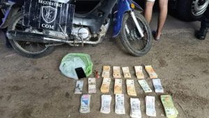 Detienen a dos jóvenes con moto adulterada y $1,8 millones en efectivo