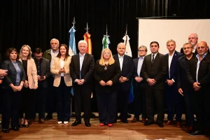 Autoridades provinciales y referentes mutualistas durante el encuentro en Resistencia