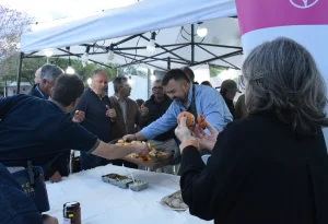 Asistentes prueban torrejas de mandioca en una degustación durante la Expo Frutihortícola de Colonia Benítez.