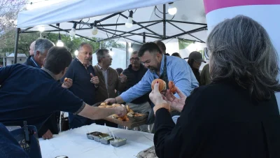 Asistentes prueban torrejas de mandioca en una degustación durante la Expo Frutihortícola de Colonia Benítez.