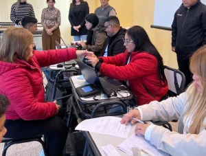 Personas realizan trámites de documentación en un operativo DNI