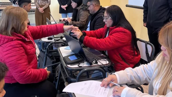 Personas realizan trámites de documentación en un operativo DNI