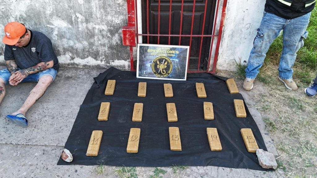 Intentó huir con 15 panes de marihuana, pero fue detenido en Resistencia