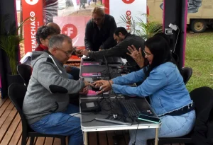 Personal del Registro Civil atiende trámites de DNI en la FIL Chaco