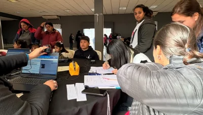 Vecinos realizan trámites de DNI durante un operativo en Machagai