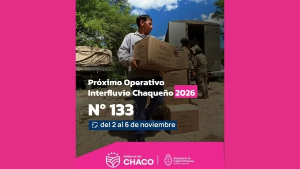 Una persona traslada cajas de módulos alimentarios junto a personal del Ejército y un camión.