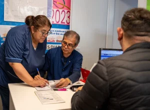 Profesionales de salud durante una atención del Operativo RES en Machagai