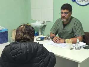 Profesional de salud atiende a una paciente durante el Operativo RES en Santa Sylvina
