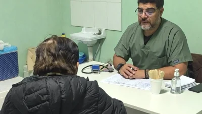 Profesional de salud atiende a una paciente durante el Operativo RES en Santa Sylvina