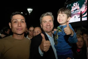 Leandro Zdero junto a integrantes de la comunidad durante la celebración de Pampa Almirón