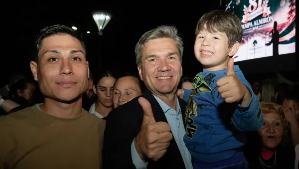 Leandro Zdero junto a integrantes de la comunidad durante la celebración de Pampa Almirón