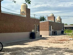 Viviendas de ladrillo en Pampa Almirón con tanques de agua sobre los techos