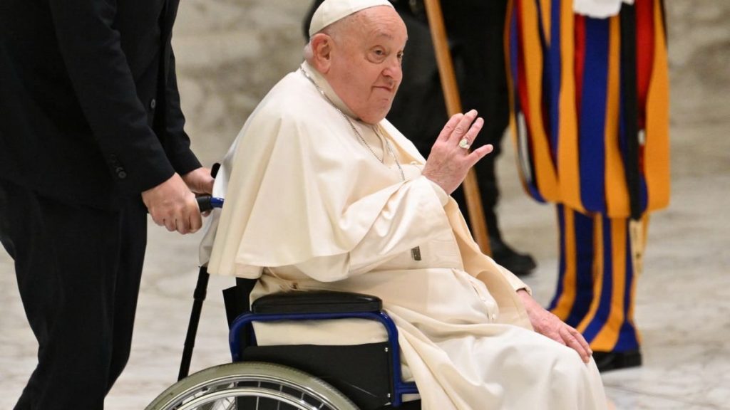 El Papa Francisco muestra una leve mejoría, según el Vaticano