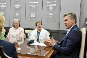 Autoridades educativas de Chaco y Paraguay dialogan alrededor de una mesa durante una reunión.