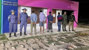 Personal policial junto a los pescados secuestrados en Pampa del Indio.