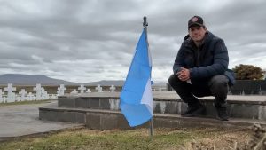 La bandera argentina flamea en Malvinas gracias a un youtuber colombiano