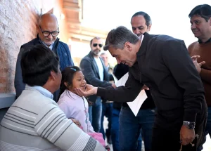 Leandro Zdero saluda a una niña durante el acto de entrega de viviendas en Quitilipi.