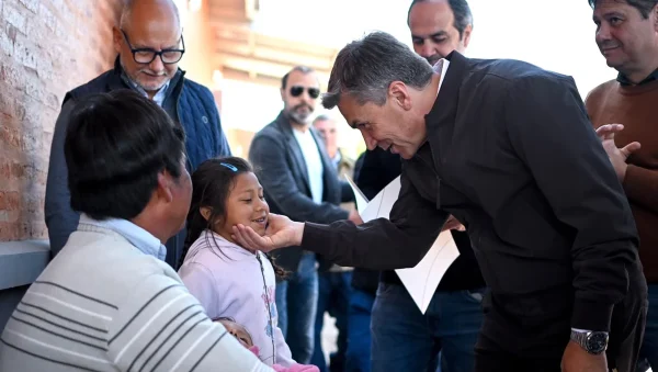 Leandro Zdero saluda a una niña durante el acto de entrega de viviendas en Quitilipi.