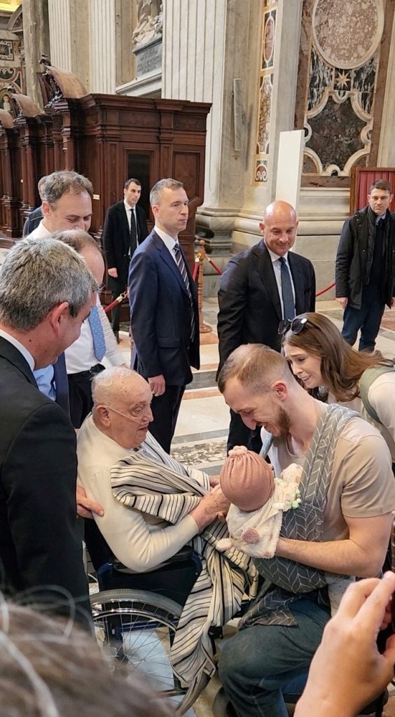 El pontífice apareció en camiseta y poncho en la basílica vaticana