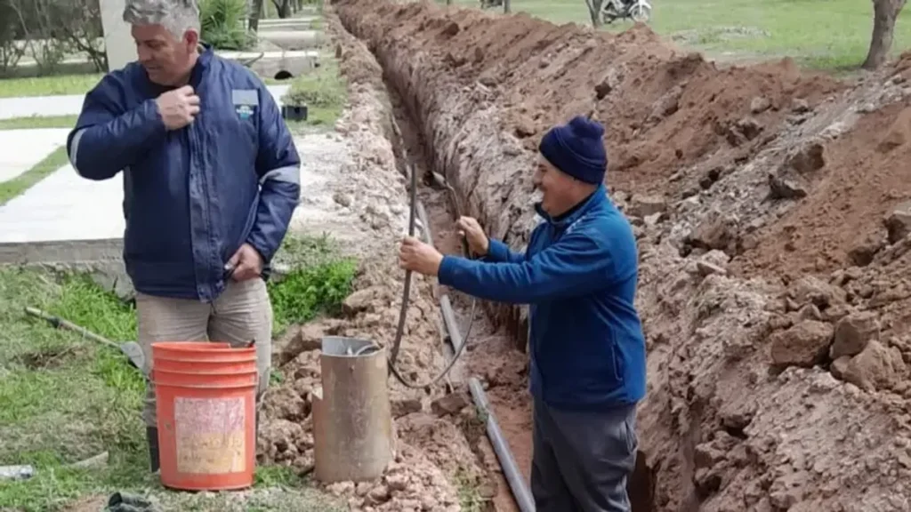 Trabajadores realizan tareas en una zanja para ampliar la red de agua potable en Charata.
